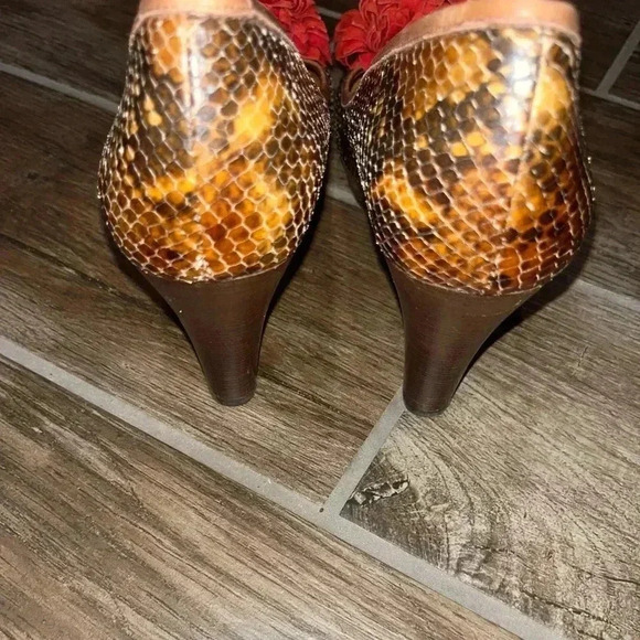 Chie Mihara leather heels with flower toe - Picture 3 of 5